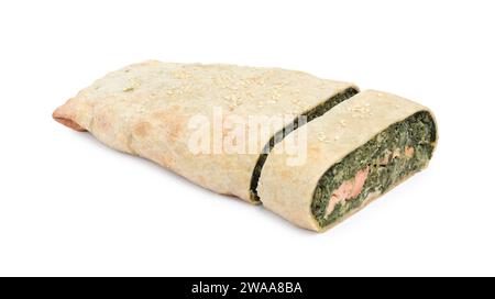 Köstlicher Strudel mit Lachs und Spinat isoliert auf weiß Stockfoto