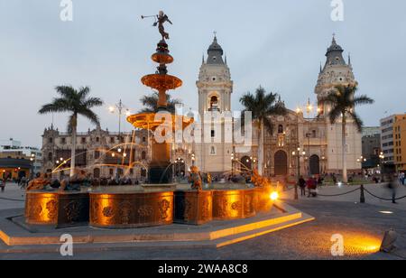 Hauptplatz oder Plaza Mayor oder Plaza de Armas von Lima im historischen Zentrum der Stadt, umgeben von Kolonialgebäuden. Stockfoto