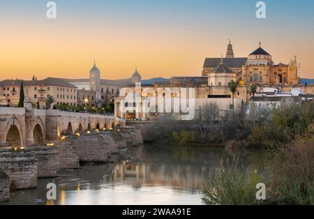 Römische Brücke und Fluss Guadalquivir, große Moschee, Cordoba Stockfoto