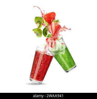 Frische Fruchtsäfte, die aus Gläsern auf weißem Hintergrund spritzen Stockfoto