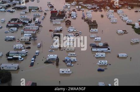 Barrow upon Soar, Leicestershire, Großbritannien. Januar 2024. Wetter in Großbritannien. Caravans im ProctorÕs Pleasure Park stehen im Hochwasser des Flusses Soar. Heftiger Regen hat einen großen Teil Großbritanniens heimgesucht, als der kleine, aber potente Sturm Henk traf. Credit Darren Staples/Alamy Live News. Stockfoto