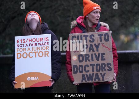 Juniorärzte und Mitglieder der British Medical Association (BMA) vor dem Queen's Medical Centre, Nottingham, während sie sechs Tage lang zu Streikposten gehen, während ihrer anhaltenden Streitigkeit über die Bezahlung. Bilddatum: Mittwoch, 3. Januar 2024. Stockfoto