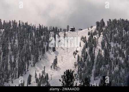 Heavenly Mountain Resort am Lake Tahoe, Kalifornien, mit dem Gunbarrel Express und dem Aerial Tramway Skilift. Frühlingsschnee. Stockfoto