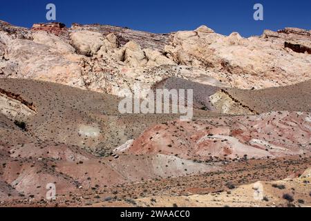 Die malerischen und farbenfrohen Felsformationen des san rafael Riffs an einem sonnigen Tag, in der Nähe des grünen Flusses, utah Stockfoto