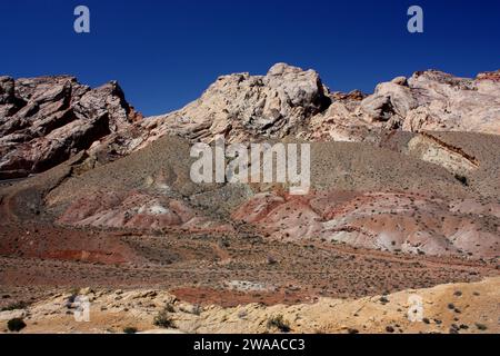 Die malerischen und farbenfrohen Felsformationen des san rafael Riffs an einem sonnigen Tag, in der Nähe des grünen Flusses, utah Stockfoto