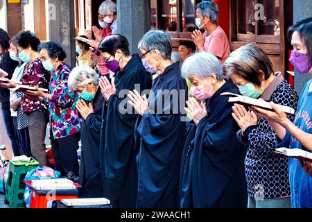 Anbeter im Bangka Lungshan (Longshan) Tempel, Taipeh, Taiwan Stockfoto