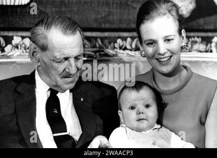 DATEIFOTO: König Frederik IX., Kronprinz Frederik, Prinzessin Margrethe in Kopenhagen, Dänemark 1967. Die dänische Königin Margrethe gab in ihrer Neujahrsrede bekannt, dass sie am 14. Januar 2024 abdankt. Kronprinz Frederik wird ihren Platz einnehmen und König Frederik der 10. Von Dänemark werden. Stockfoto