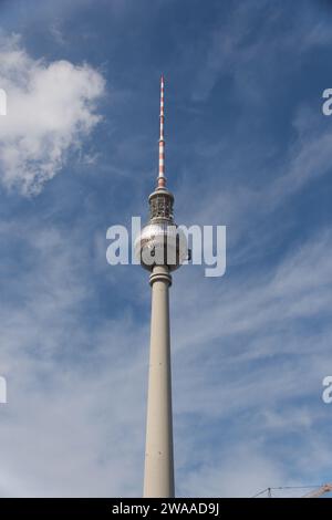 Der Berliner Fernsehturm steht hoch vor einem klaren blauen Himmel, ein Beweis für Deutschlands architektonische Leistungsfähigkeit und Stadtplanung. Stockfoto