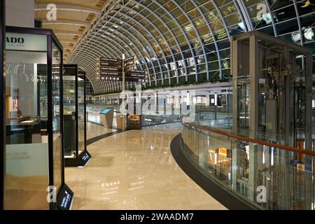 SINGAPUR - 05. NOVEMBER 2023: Richtungsschilder wie in den Shoppes at Marina Bay Sands zu sehen. Stockfoto