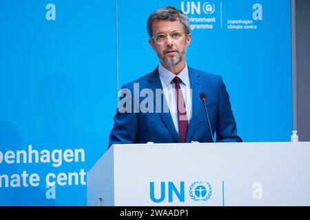 AKTE - Kronprinz Frederik spricht bei der Eröffnung des neuen UN-Klimazentrums in der UN-Stadt Kopenhagen, Dänemark, Dienstag, den 26. April. Die dänische Königin Margrethe gab in ihrer Neujahrsrede bekannt, dass sie am 14. Januar 2024 abdankt. Kronprinz Frederik wird ihren Platz einnehmen und König Frederik der 10. Von Dänemark werden. Stockfoto