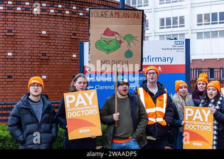 Leeds, Großbritannien. Januar 2024. Juniorarztstreik. Ein junger Arzt hält ein Plakat mit einer Weihnachtsbotschaft an Rishi Sunak, während er auf der Streiklinie ist. Quelle: Neil Terry/Alamy Live News Stockfoto