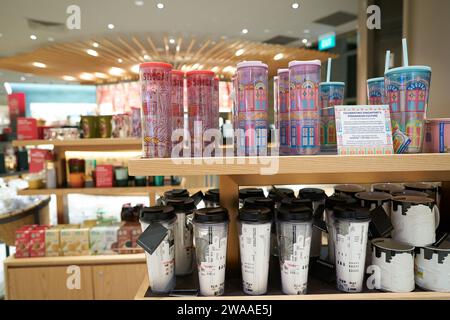 SINGAPUR - 06. NOVEMBER 2023: Waren werden im Starbucks Coffee im Terminal 2 des Flughafens Singapur Changi ausgestellt. Stockfoto