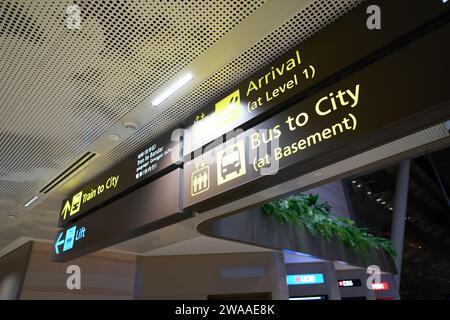 SINGAPUR - 06. NOVEMBER 2023: Ein Schild über dem Dach, wie es am Flughafen Singapur Changi zu sehen ist. Stockfoto