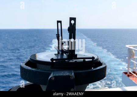 Azimutring auf Kreiselkompass. Richtungsmesser auf der Navigationsbrücke. Azimutfahne. Lagersucher. Navigationsausrüstung. Stockfoto