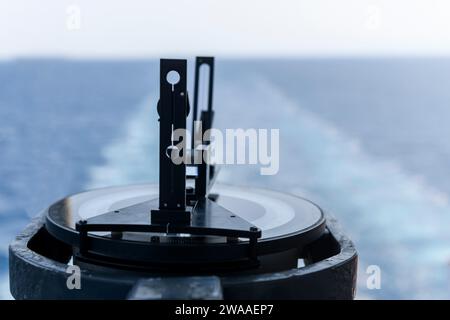 Azimutring auf Kreiselkompass. Richtungsmesser auf der Navigationsbrücke. Azimutfahne. Lagersucher. Navigationsausrüstung. Stockfoto