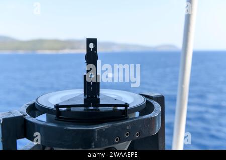 Azimutring auf Kreiselkompass. Richtungsmesser auf der Navigationsbrücke. Azimutfahne. Lagersucher. Navigationsausrüstung. Stockfoto