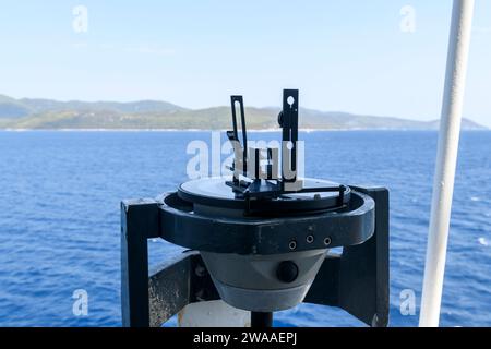 Azimutring auf Kreiselkompass. Richtungsmesser auf der Navigationsbrücke. Azimutfahne. Lagersucher. Navigationsausrüstung. Stockfoto