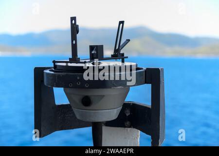 Azimutring auf Kreiselkompass. Richtungsmesser auf der Navigationsbrücke. Azimutfahne. Lagersucher. Navigationsausrüstung. Stockfoto