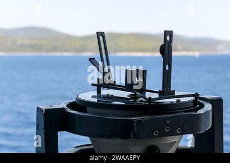 Azimutring auf Kreiselkompass. Richtungsmesser auf der Navigationsbrücke. Azimutfahne. Lagersucher. Navigationsausrüstung. Stockfoto