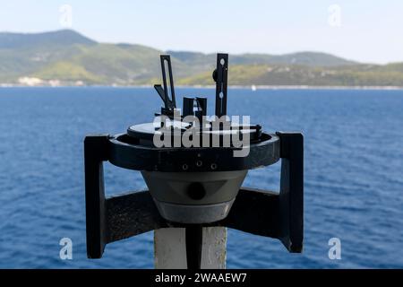 Azimutring auf Kreiselkompass. Richtungsmesser auf der Navigationsbrücke. Azimutfahne. Lagersucher. Navigationsausrüstung. Stockfoto