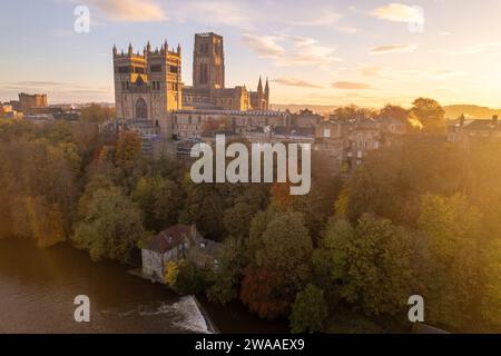 Atemberaubende Luftaufnahme der Kathedrale von Durham und des Flusses auf der Höhe des Herbstes Stockfoto