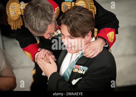 Kronprinz Frederik mit Prinz Christian zum 18. Geburtstag des Prinzen, bei einem Galadinner auf Schloss Christiansborg in Kopenhagen, Dänemark, Sonntag, 15. Oktober 2023. Die dänische Königin Margrethe gab in ihrer Neujahrsrede bekannt, dass sie am 14. Januar 2024 abdankt. Kronprinz Frederik wird ihren Platz einnehmen und König Frederik der 10. Von Dänemark werden. Stockfoto