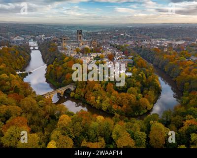 Panoramablick auf die gesamte Stadt Durham und den Fluss Wear auf der Höhe des Herbstes Stockfoto