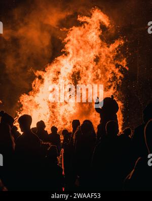 Gruppe von Leuten, die Lagerfeuer beobachten Stockfoto