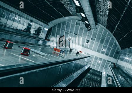 Leute, die die Rolltreppe hochfahren, London Underground Stockfoto