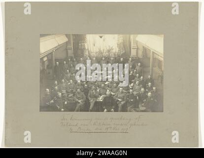 Gruppenporträt der gewerkschaft der Militärmusici, Breda, 1917, 1917 Foto Gruppenporträt in (Kirche?-) Innenraum anlässlich der Gründung der gewerkschaft der Militärmusiker, Breda, 1917. Die Männer posieren in Uniformen an Tischen für das Foto von oben. Unterstützung für Fotos. Gelatine-Silberdruck aus Pappe Stockfoto