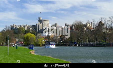 Windsor, England, Vereinigtes Königreich - 25. März 2017: Königliche Residenz von Windsor Castle oberhalb der Themse Stockfoto