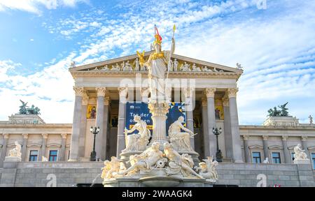 Das österreichische Parlamentsgebäude und der Pallas Athena-Brunnen in Wien Stockfoto