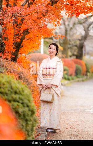 Japanische Kimono-Frauen Porträtfotografie. Ahornblätter färben sich im Herbst auf dem Kyoto Philosopher's Path (Tetsugaku No Michi) rot. Herbst für Stockfoto