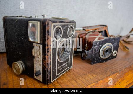 Zwei Vintage-Kameras auf Holzoberfläche, Retro-Fotoausrüstung. Stockfoto