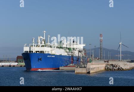 IL rigassificatore ormeggiato nel porto di Piombino Stockfoto