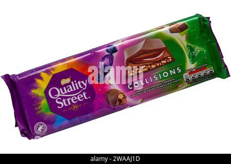 Bar der Quality Street Collisions Schokoladenriegel isoliert auf weißem Hintergrund verwöhnendes Karamell glatte Haselnussstücke und knusprige Haselnussstücke Stockfoto