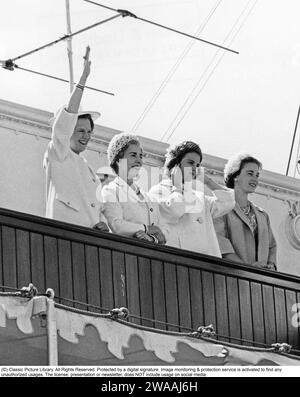 Königin Margrethe II. Von Dänemark. Mit ihrer Mutter Ingrid von Schweden und ihren Schwestern Anne-Marie und Benedikte bei der Hochzeit der schwedischen Prinzessin Margaretha 1964. Winkt vom königlichen Schiff Dannebrogen. Stockfoto