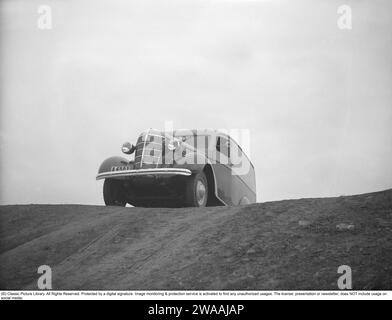 In den 1930er Jahren Ein Kurs für weibliche Fahrer von Krankenwagen und Lastwagen während des Zweiten Weltkriegs in Schweden am 4. November 1939. Eine der Übungen während des Trainings ist das Fahren im Gelände. 4. November 1939. Der Krankenwagen ist ein Chevrolet. Kristoffersson Ref. 5-3 Stockfoto