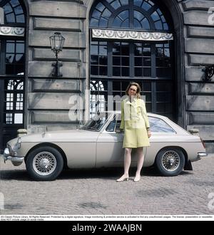 Prinzessin Christina, Mrs. Magnuson. Schwester des schwedischen Königs Carl XVI. Gustaf. Geboren am 3. August 1943. Das zweijährige Auto ist hier ein MG MGB, ein Sportwagen in der Farbe Sany Beige, der zwischen 1962 und 1980 vom britischen Automobilhersteller MG produziert wurde. Es war als Cabriolet und mit einer 2+2-Sitzer-Cover-Karosserie (GT) erhältlich. Die ab 1967-69 produzierten Sechszylinder-Versionen wurden als MGC bezeichnet. Fotografiert vor dem Königspalast in Stockholm am 2. Juni 1969 in einem historischen Outfit. Stockfoto