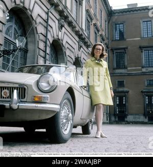 Prinzessin Christina, Mrs. Magnuson. Schwester des schwedischen Königs Carl XVI. Gustaf. Geboren am 3. August 1943. Das zweijährige Auto ist hier ein MG MGB, ein Sportwagen in der Farbe Sany Beige, der zwischen 1962 und 1980 vom britischen Automobilhersteller MG produziert wurde. Es war als Cabriolet und mit einer 2+2-Sitzer-Cover-Karosserie (GT) erhältlich. Die ab 1967-69 produzierten Sechszylinder-Versionen wurden als MGC bezeichnet. Fotografiert vor dem Königspalast in Stockholm am 2. Juni 1969 in einem historischen Outfit. Stockfoto