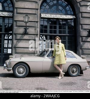 Prinzessin Christina, Mrs. Magnuson. Schwester des schwedischen Königs Carl XVI. Gustaf. Geboren am 3. August 1943. Das zweijährige Auto ist hier ein MG MGB, ein Sportwagen in der Farbe Sany Beige, der zwischen 1962 und 1980 vom britischen Automobilhersteller MG produziert wurde. Es war als Cabriolet und mit einer 2+2-Sitzer-Cover-Karosserie (GT) erhältlich. Die ab 1967-69 produzierten Sechszylinder-Versionen wurden als MGC bezeichnet. Fotografiert vor dem Königspalast in Stockholm am 2. Juni 1969 in einem historischen Outfit. Stockfoto