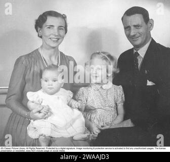 Königin Margrethe II. Von Dänemark. Im Bild mit ihrer Mutter und ihrem Vater, Ingrid von Schweden und König Friedrich IX. Von Dänemark. Prinzessin Benedikte im Knie der Mutter. 1944 Stockfoto