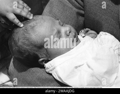 Prinz Joachim von Dänemark. Geboren 1969 und jüngster Sohn von Königin Margarethe und Prinz Henrik. Hier aus der Taufe im Aarhus-Dom am 15. Juli 1969, wo Margrethe ihn vor dem Taufbecken hält und der Priester ihn als Joachim Holger Waldemar Christian tauft. Die schwedische Prinzessin Christina und die dänische Prinzessin Benedikte nehmen als Paten Teil. Stockfoto