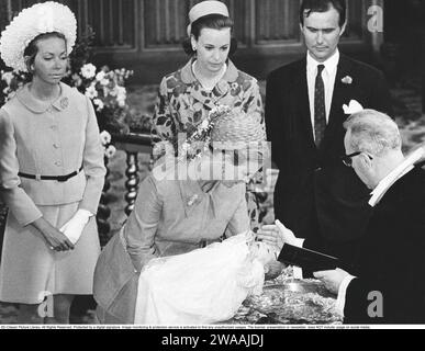 Prinz Joachim von Dänemark. Geboren 1969 und jüngster Sohn von Königin Margarethe und Prinz Henrik. Hier aus der Taufe im Aarhus-Dom am 15. Juli 1969, wo Margrethe ihn vor dem Taufbecken hält und der Priester ihn als Joachim Holger Waldemar Christian tauft. Die schwedische Prinzessin Christina und die dänische Prinzessin Benedikte nehmen als Paten Teil. Stockfoto