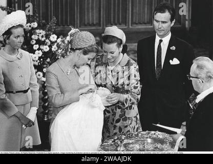 Prinz Joachim von Dänemark. Geboren 1969 und jüngster Sohn von Königin Margarethe und Prinz Henrik. Hier aus der Taufe im Aarhus-Dom am 15. Juli 1969, wo Margrethe ihn vor dem Taufbecken hält und der Priester ihn als Joachim Holger Waldemar Christian tauft. Die schwedische Prinzessin Christina und die dänische Prinzessin Benedikte nehmen als Paten Teil. Stockfoto