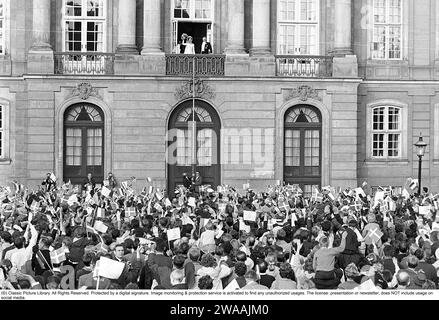 Margrethe II. Von Dänemark. Fotografiert mit Henri de Laborde de Monpezat im Schloss Fredensborg in Kopenhagen nach ihrer Hochzeit am 10. Juni 1967. Wir werden von einer Menge Leute begrüßt, die Fahnen schwenken. Stockfoto