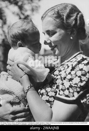 Ingrid von Schweden. 1910-2000. Schwedische Prinzessin, spätere Königin von Dänemark. Hier mit ihrer Tochter Prinzessin Margrethe im august 1940. Stockfoto