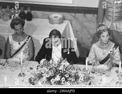 Ingrid von Schweden. 1910-2000. Schwedische Prinzessin, spätere Königin von Dänemark. Auf der rechten Seite mit ihrer Tochter Prinzessin Margrethe bei einem königlichen Dinner-Event 1970. Sie tragen beide königlichen Schmuck. Stockfoto