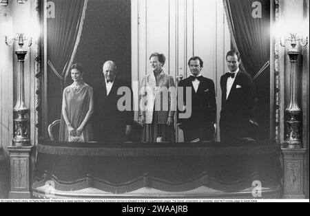 Königin Margrethe von Dänemark. Hier mit ihrem Ehemann Prinz Henrik von Dänemark (ganz rechts) im Zusammenhang mit der Feier des 70. Geburtstages von Königin Ingrid von Dänemark. Von links: Königin Siliva von Schweden, König Olav V. von Norwegen, Königin Margrethe II. Von Dänemark, König Carl XVI. Gustaf von Schweden, Prinz Henrik von Dänemark. 1980 Stockfoto