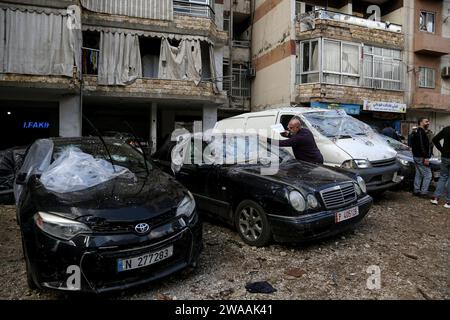 Beirut, Libanon. Januar 2024. Ein libanesischer Mann überprüft sein zerstörtes Auto nach einem israelischen Angriff auf das Büro der Hamas am 2. Januar, bei dem der Hamas-Führer Saleh al-Arouri und sechs weitere im südlichen Vorort Beiruts getötet wurden. Quelle: Marwan Naamnai/dpa/Alamy Live News Stockfoto